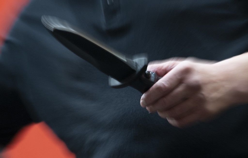 03 September 2025, Baden-Württemberg, Herrenberg: A police operations trainer holds a training knife during a press event organized by the Baden-Württemberg Ministry of the Interior at the police academy in Herrenberg on "Dangers and consequences of knife attacks". Photo: Marijan Murat/dpa (Photo by MARIJAN MURAT / dpa Picture-Alliance via AFP)