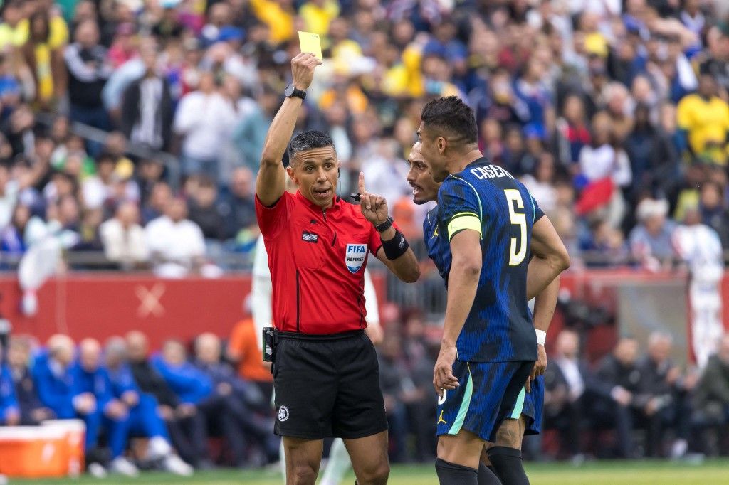 Casemiro és Raphinha reklamál a Brazília-Franciaország meccsen. Neymart akarják?