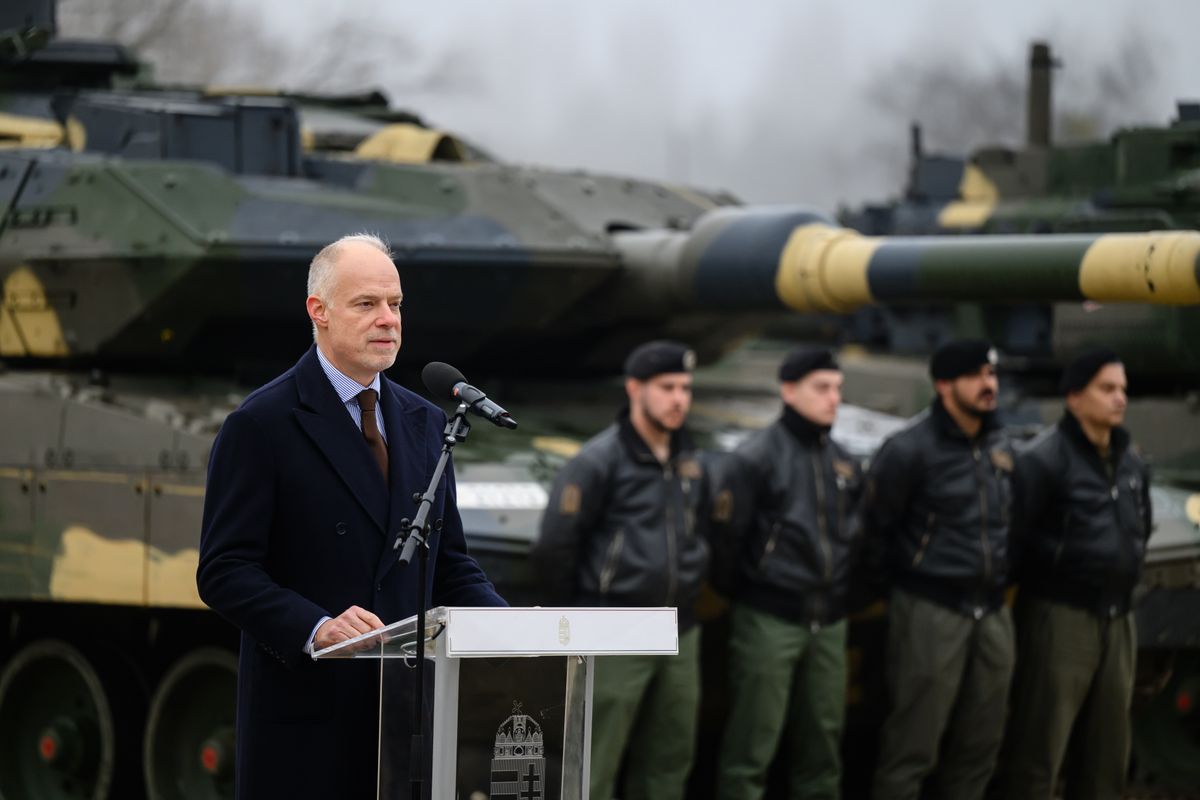 Tata, 2025. december 12.
Szalay-Bobrovniczky Kristóf honvédelmi miniszter beszédet mond a Honvédelmi és Haderőfejlesztési Program keretében beszerzett Leopard 2A7HU harckocsiflottájának teljessé válása alkalmából rendezett eseményen Tatán 2025. december 12-én. A 44. Leopárd harckocsi megérkezésével teljessé vált a magyar harckocsi flotta.
MTI/Vasvári Tamás