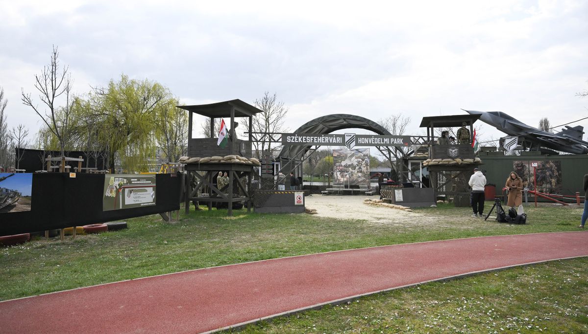 Székesfehérvár, 2026. március 20.
A Székesfehérvári Honvédelmi Park a megnyitó napján a Bregyó Közi Sportcentrumban 2026. március 20-án. A 3000 négyzetméteres objektumban akadálypálya, mászótorony, ejtőernyős ugrást szimuláló eszköz, airsoft lövészet, VR-szimulátorok, drónok, egy taktikai aréna és egy labirintus található.
MTI/Bruzák Noémi