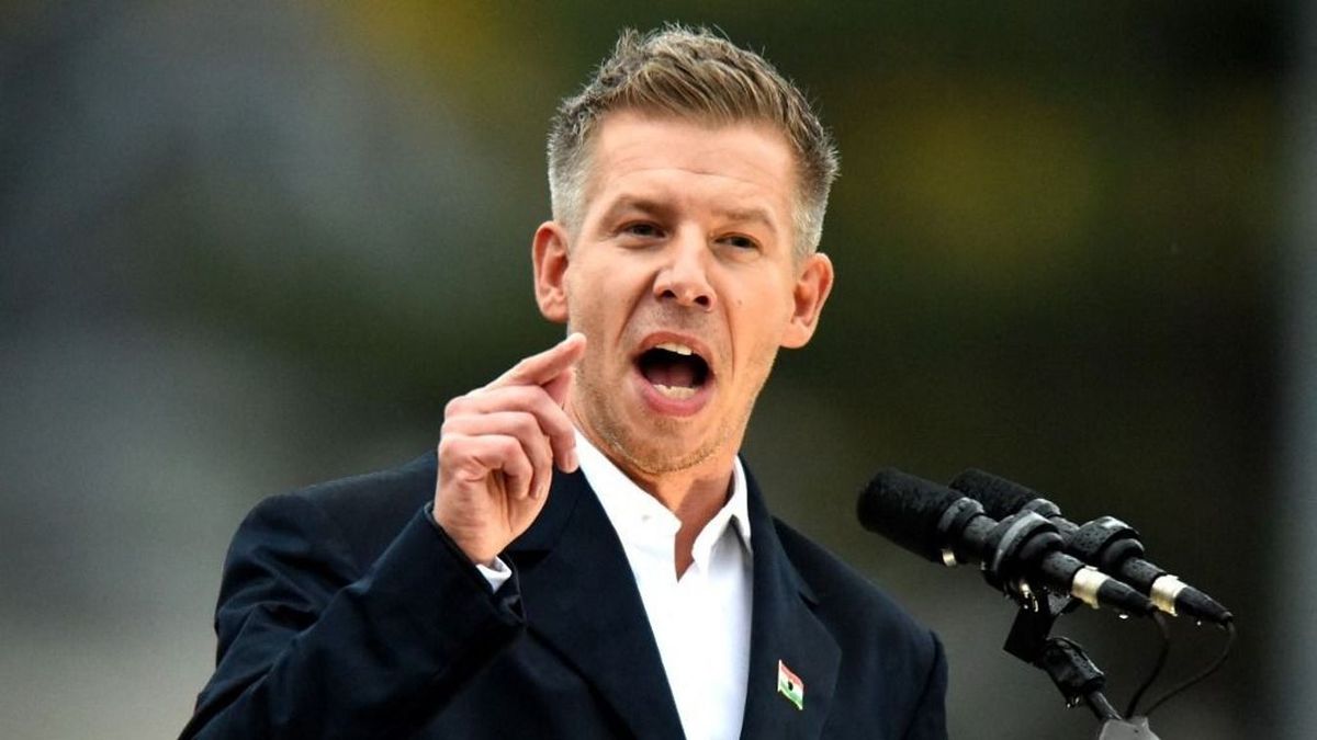 Rendbontásra készül a Tisza-gárda? – A globális forradalom építőmesterének kézikönyvéből dolgozhatnak Magyar Péterék