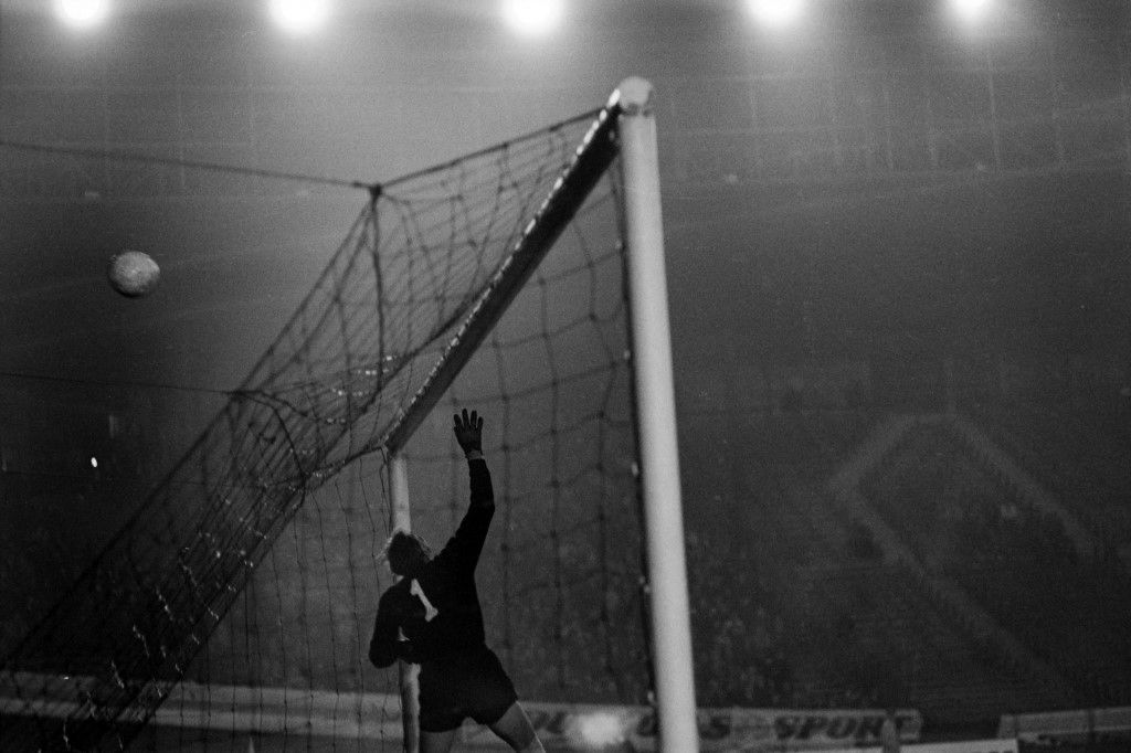 Match de football au Parc des Princes opposant l'équipe d'URSS au Stade français, le gardien Lev Yachine dans les buts 

Football match at the Parc des Princes between the USSR team and the Stade Français, goalkeeper Lev Yachine in the goals (Photo by Paul Harle / Ina via AFP)