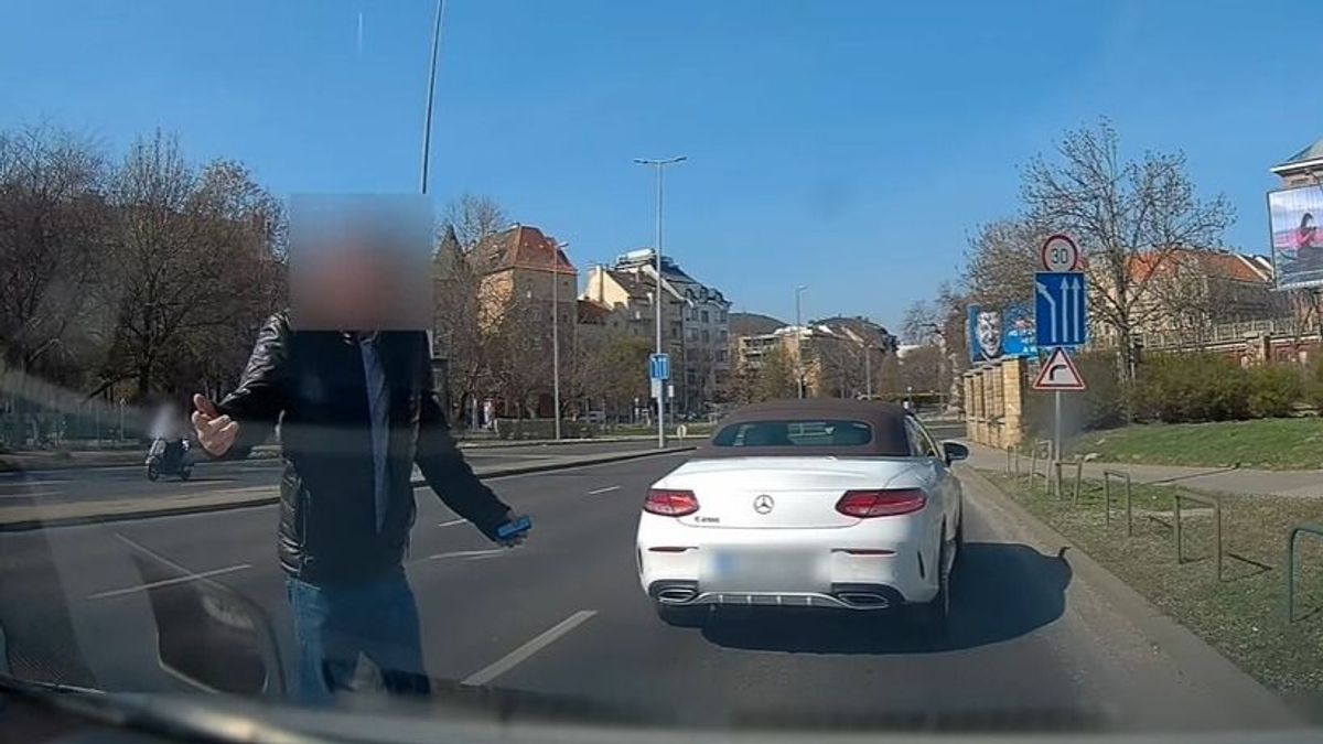 Dührohamot kapott Óbudán egy mercedeses: szidalmazott egy nőt, majd leköpte az autóját + videó