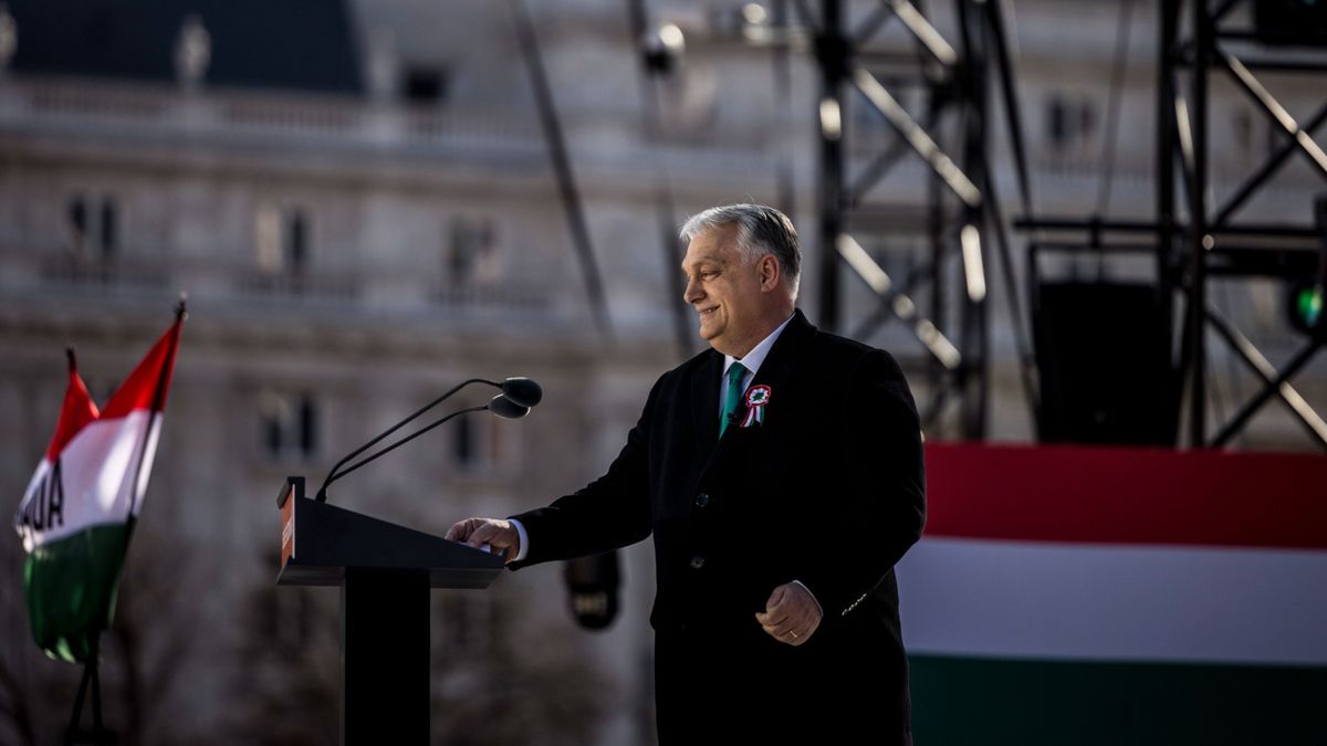 Budapest, 2026. március 15.
A Miniszterelnöki Kommunikációs Főosztály által közreadott képen Orbán Viktor miniszterelnök beszédet mond az 1848/49-es forradalom és szabadságharc évfordulója alkalmából tartott állami díszünnepségen az Országház előtti Kossuth Lajos téren 2026. március 15-én.
MTI/Miniszterelnöki Kommunikációs Főosztály/Kaiser Ákos