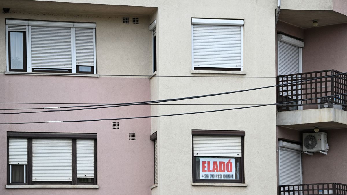 otthon start, Debrecen, 2025. szeptember 1.Eladó lakás Debrecenben az Otthon Start Program indulása napján, 2025. szeptember 1-jén. Az új lakhatási konstrukció központi eleme a fix, 3 százalékos kamatozású lakáshitel. A program célja, hogy az első lakásukat megszerző fiatalok számára a piacinál jóval kedvezőbb feltételekkel váljon elérhetővé a saját otthon megszerzése.MTI/Czeglédi Zsolt