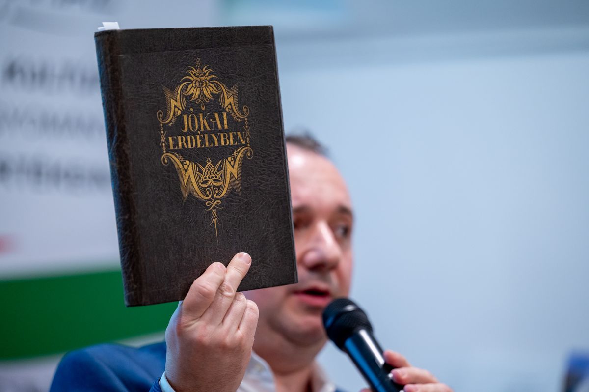 Balázs D. Attila író, újságíró a Mesélő múlt nevet viselő rendezvényen a torockói Duna-házban 2026. február 27-én.