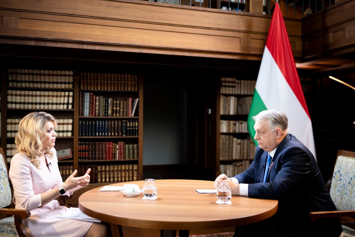 Budapest, 2026. március 18.
A Miniszterelnöki Kommunikációs Főosztály által 2026. március 18-án közreadott képen Orbán Viktor miniszterelnök interjút ad a GB News brit kereskedelmi hírtelevíziónak a Karmelita kolostorban. Balról Miriam Cates műsorvezető. 
MTI/Miniszterelnöki Kommunikációs Főosztály/Fischer Zoltán
