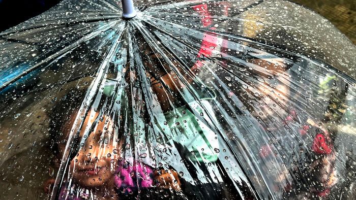 Libanonból kitelepített gyerekek játszanak az esőben