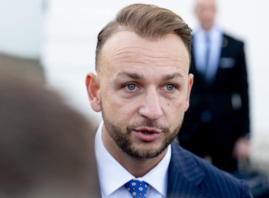 Drámai lépésre kényszerült Szlovákia. Matus Sutaj Estok belügyminiszter közösségi médiaprofilján hétfőn bejelentette: tárcája még ezen a héten legalább három repatriációs repülőjáratot indít a Közel-Keletre a pozsonyi kormány különgépével.  Fotó: JOE KLAMAR / AFP