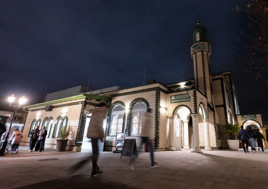 Muszlimok érkeznek az esti imádkozásra a frankfurti Abu Bakr mecsetbe ramadán idején Fotó: BORIS ROESSLER / DPA