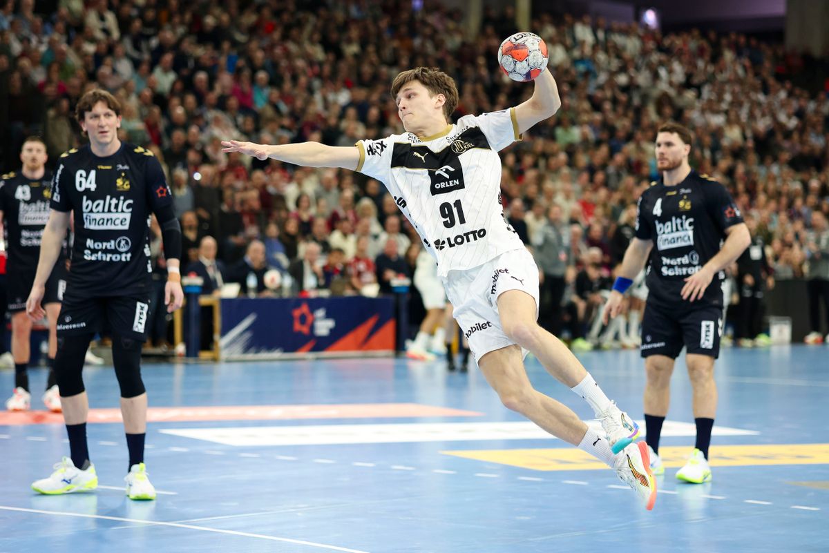 17 February 2026, Schleswig-Holstein, Flensburg: Handball: EHF European League, SG Flensburg-Handewitt - THW Kiel, Main Round, Group 1, Matchday 1, GP JOULE Arena. Kiel's Bence Imre throws on goal. Photo: Frank Molter/dpa