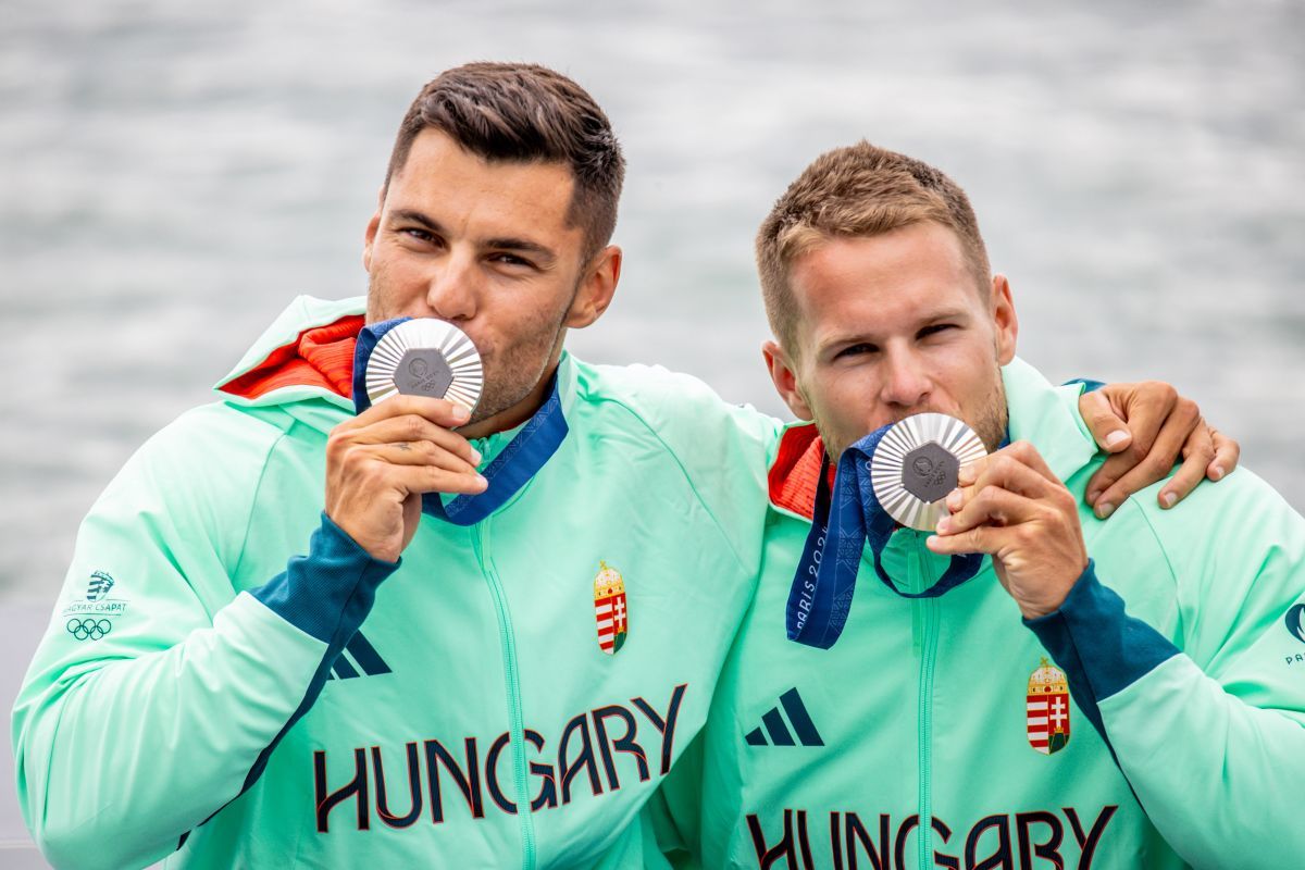 Az ezüstérmes Tótka Sándor (balra) és Nádas Bence a férfi kajak párosok 500 méteres versenyének eredményhirdetésén a 2024-es párizsi olimpián (Fotó: Csudai Sándor)