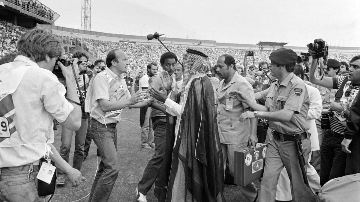 Az ordító sejk és a gyáva szovjet bíró volt a focivébék legkülönösebb botrányának két szereplője