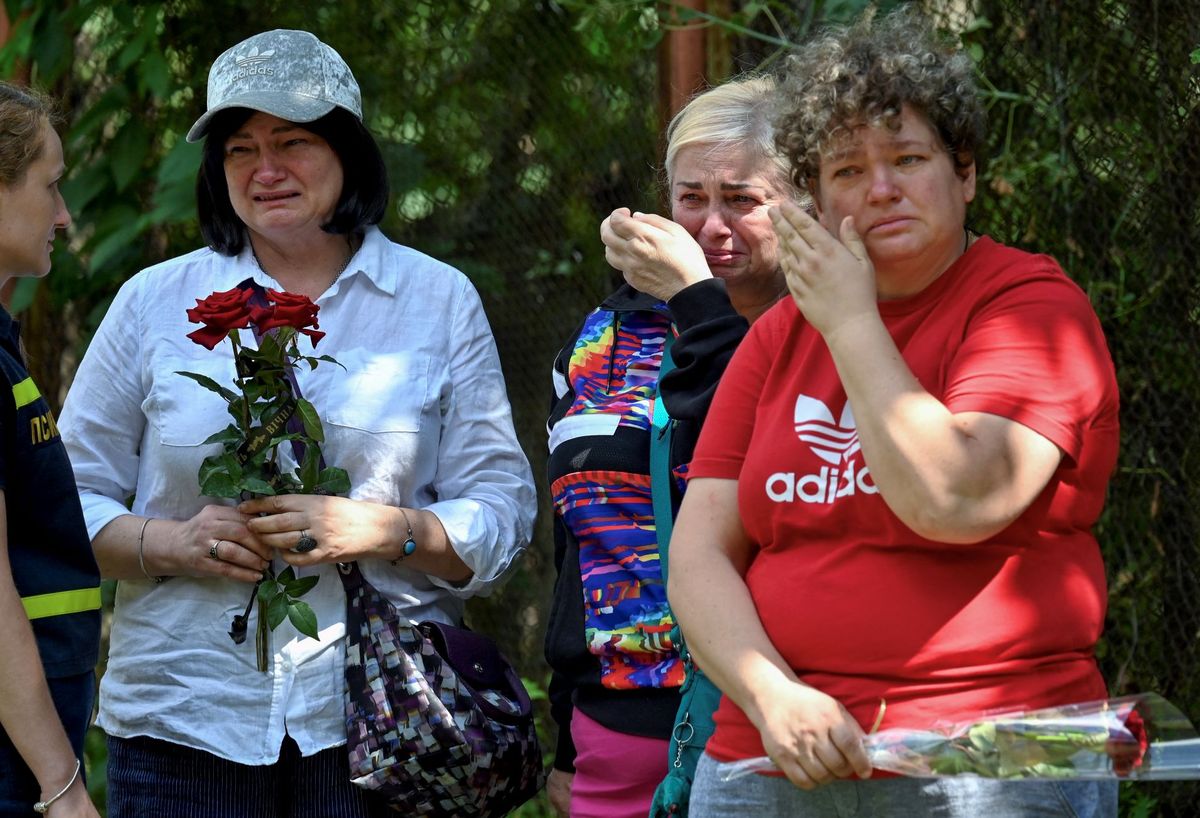 Gyászoló nők egy kijevi lakóépület előtt Kijevben 2025. augusztus 1-jén
