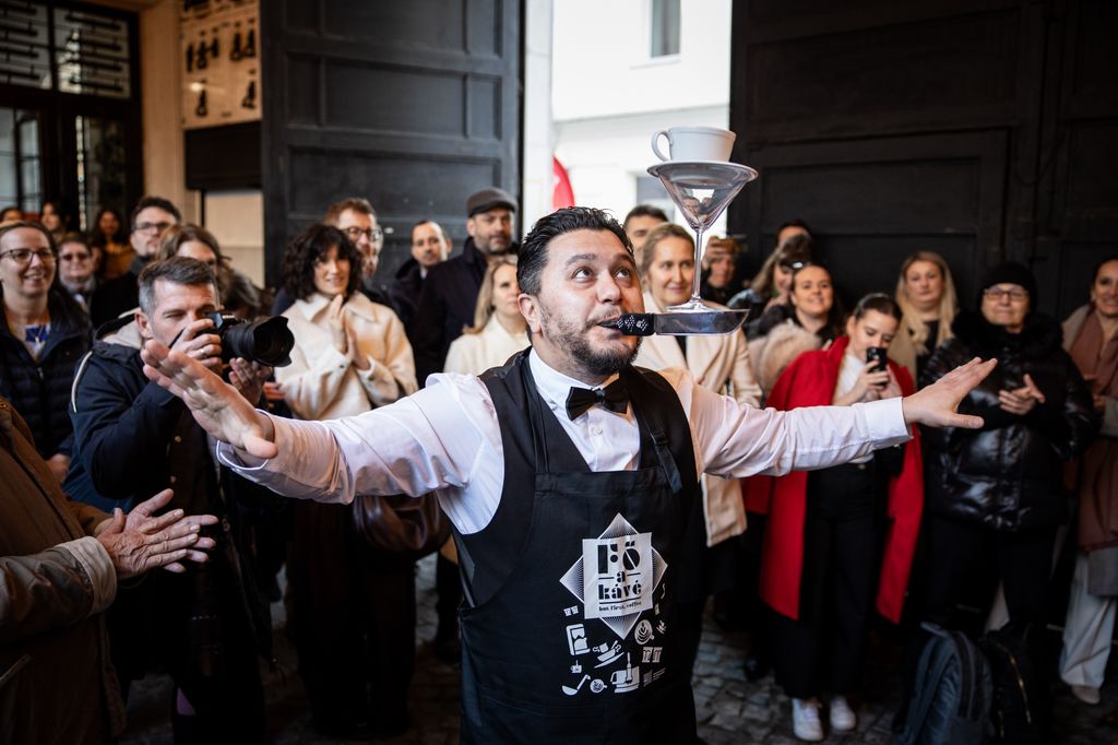 Fő a kávé kiállítás megnyitója