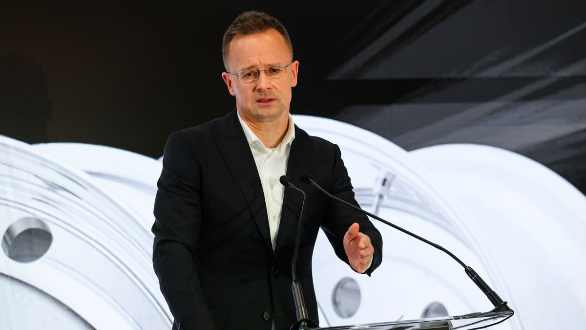 Szijjártó Péter: Külügyminiszterként ugyanazt mondom a telefonba, mint a nyilvánosság előtt