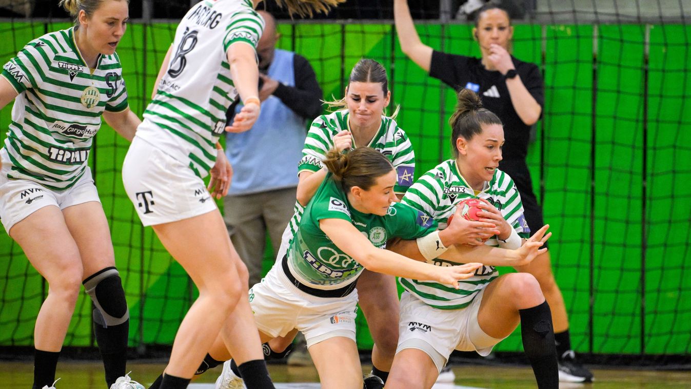 Emily Vogel (jobbra) már az első félidőben megsérült a Fradi–Győr női kézilabda-rangadón