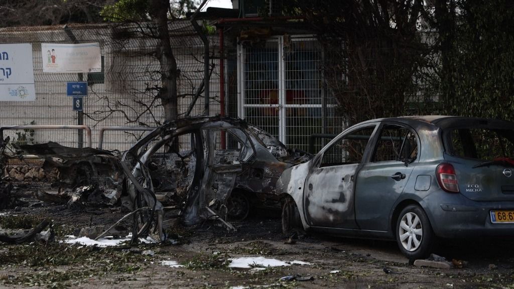 Irán több hullámban indított rakétákat Izrael ellen