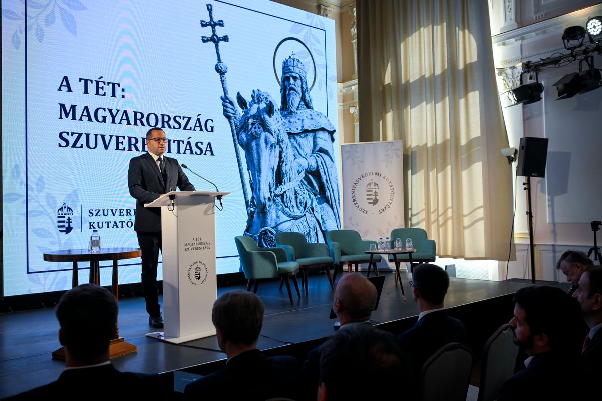 Budapest, 2026. március 16.
Lánczi Tamás, a Szuverenitásvédelmi Hivatal elnöke beszédet mond a Szuverenitásvédelmi Kutatóintézet A tét: Magyarország szuverenitása című konferenciáján Budapesten, a Márai Sándor Művelődési Házban 2026. március 16-án.
MTI/Purger Tamás