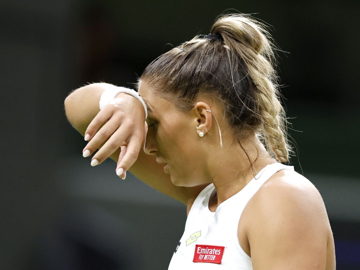 Wimbledon, 2023. július 4.
Udvardy Panna a második helyen kiemelt fehérorosz Arina Szabalenka ellen játszik a wimbledoni teniszbajnokság női egyes versenyének első fordulójában 2023. július 4-én.
MTI/EPA/Tolga Akmen