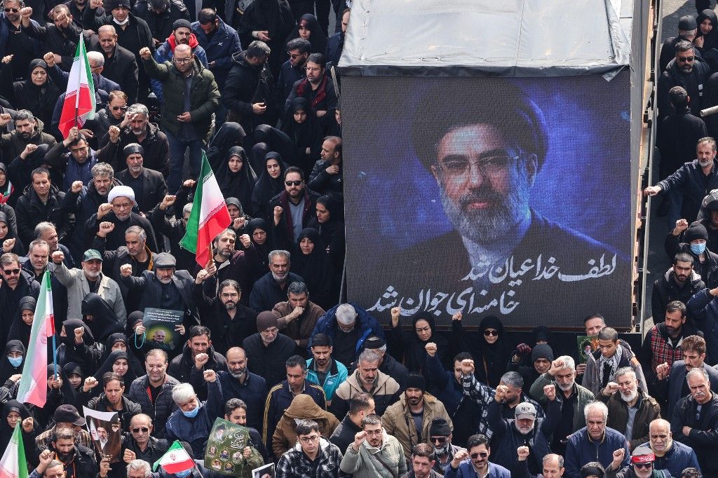 Irán frissen kinevezett legfelsőbb vezetője vasárnapi beiktatásának ellenére eddig nem jelent meg nyilvánosság előtt