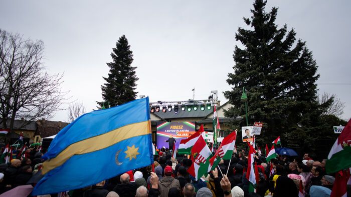 Az eső sem állította meg Orbán Viktor országjárását: Pécelen is rengetegen hallgatták a kormányfőt