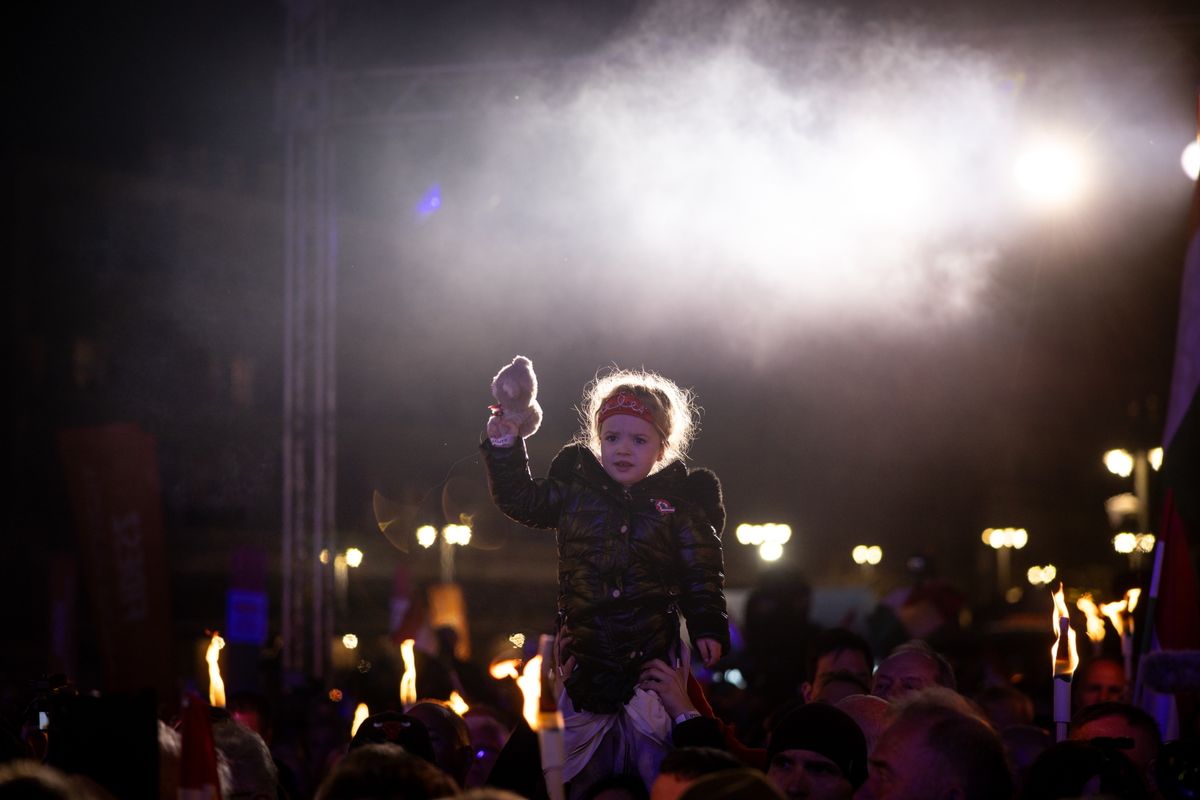 Kaposvár, 2026. március 16.
A Miniszterelnöki Kommunikációs Főosztály által közreadott képen résztvevők Orbán Viktor miniszterelnök, a Fidesz elnöke országjárásának kaposvári állomásán, a Kossuth téren 2026. március 16-án.
MTI/Miniszterelnöki Kommunikációs Főosztály/Fischer Zoltán