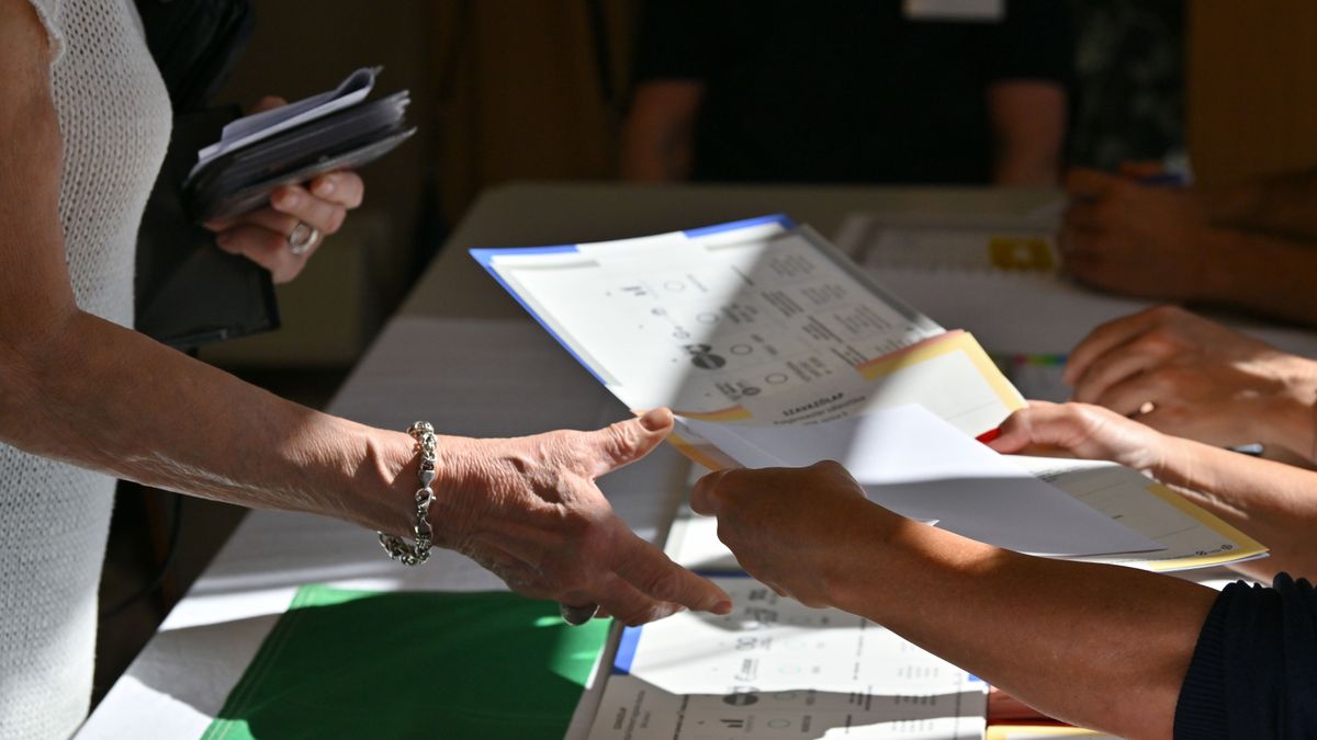 Budapest, 2024. június 9.
Egy nő átveszi a szavazólapokat az önkormányzati, európai parlamenti (EP-) és nemzetiségi választásokon a II. kerületi Budagyöngye bölcsődében kialakított 21. számú szavazókörben 2024. június 9-én.
MTI/Purger Tamás