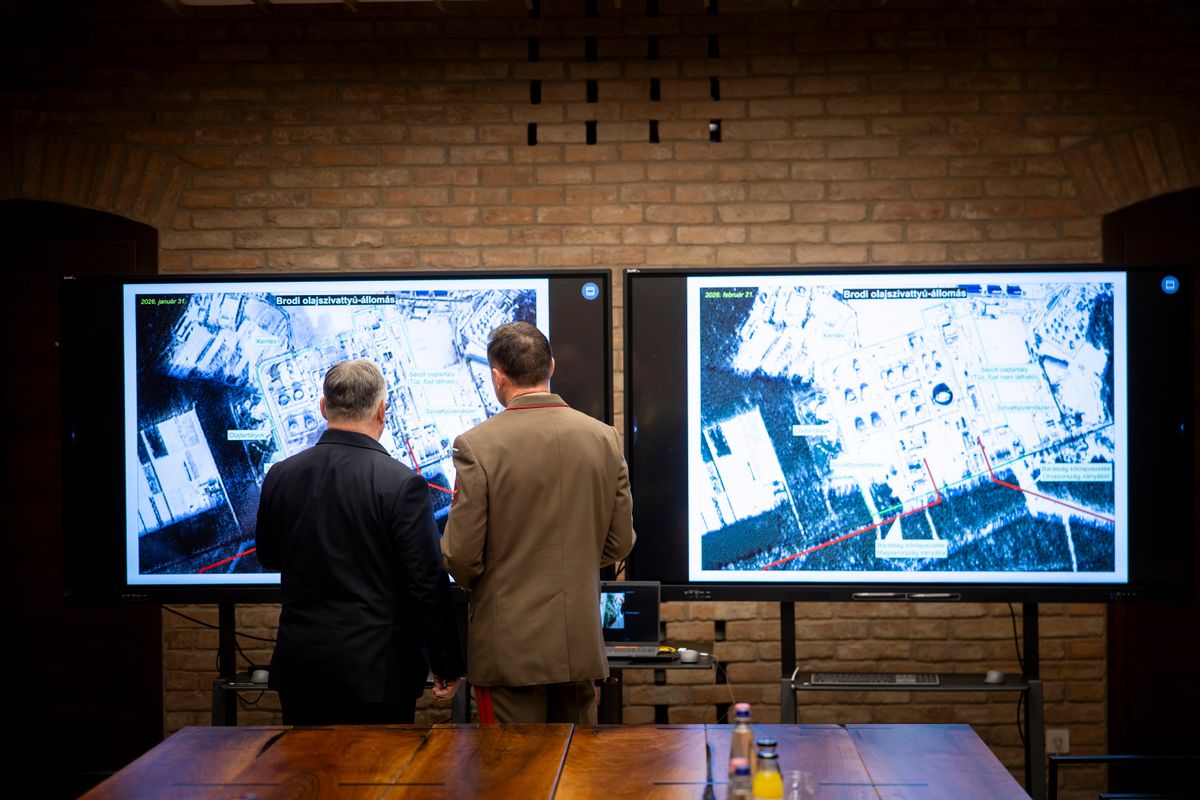 Budapest, 2026. március 2.
A Miniszterelnöki Kommunikációs Főosztály által közreadott képen Orbán Viktor miniszterelnök (b) nemzetbiztonsági egyeztetést tart a Barátság kőolajvezeték állapotáról Budapesten 2026. március 2-án.
MTI/Miniszterelnöki Kommunikációs Főosztály/Fischer Zoltán