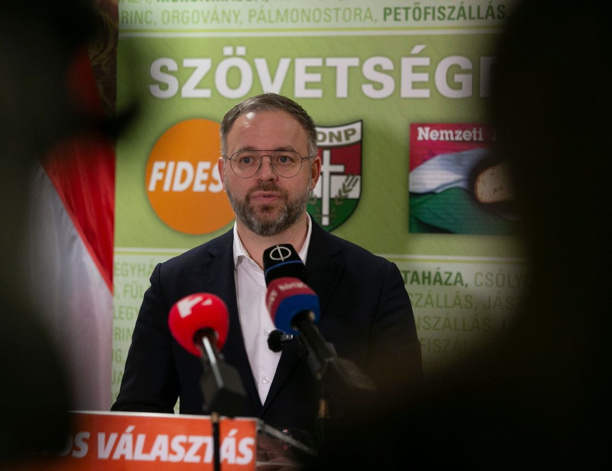 Kunszállás, 2026. február 26.
Orbán Balázs, a miniszterelnök politikai igazgatója a kormánypártok országjárásának kunszállási fóruma előtt tartott sajtótájékoztatón 2026. február 26-án.
MTI/Bús Csaba