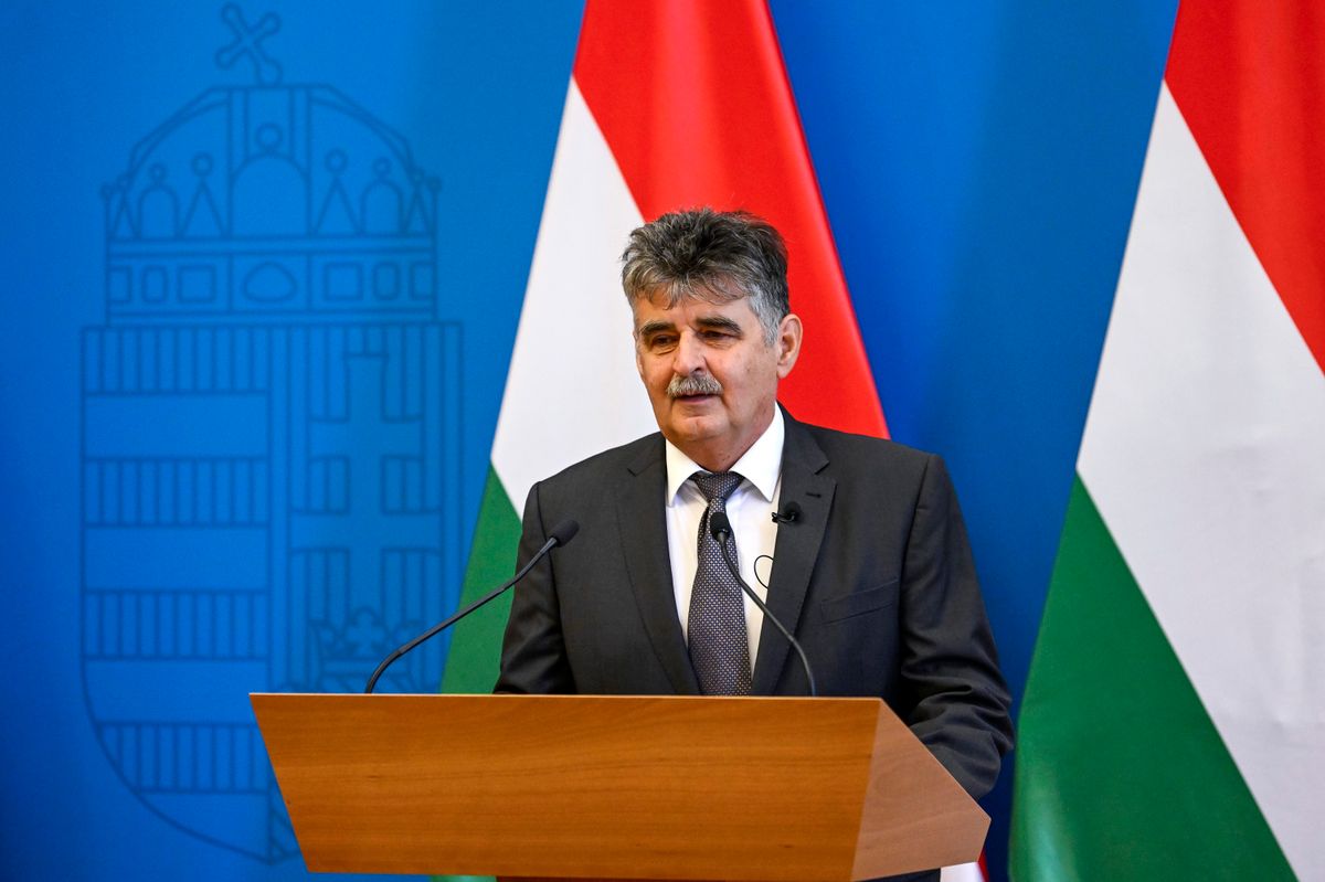 Budapest, 2025. július 30.
Pogácsás Tibor fideszes országgyűlési képviselő beszédet mond a Ganz Transzformátor- és Villamos Forgógépgyártó Zrt. beruházásbejelentő sajtótájékoztatóján a Külgazdasági és Külügyminisztériumban 2025. július 30-án. A társaság mintegy 21 milliárd forint értékű beruházása háromszáz új munkahelyet hoz létre Tápiószelén, illetve megduplázza a vállalat transzformátorgyártási kapacitását a növekedő európai kereslet kielégítése érdekében. A beruházáshoz az állam hatmilliárd forint támogatást ad.
MTI/Purger Tamás