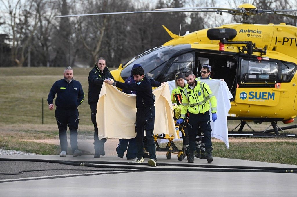 A picture shows medics taking care of US athlete Lindsey Vonn as she is transferred by helicopter at the Ca' Foncello Hospital in Treviso, near Venice, after she crashed during the Women's Alpine skiing Downhill event at the Milano Cortina 2026 Winter Olympic Games, on February 8, 2026. (Photo by Felice DE SENA / ANSA / AFP) / Italy OUT / ----IMAGE RESTRICTED TO EDITORIAL USE - STRICTLY NO COMMERCIAL USE-----