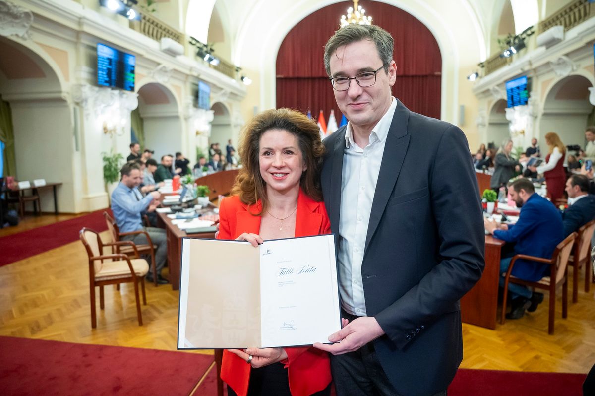 Budapest, 2025. december 17.
Tüttő Kata, az MSZP képviselője és Karácsony Gergely főpolgármester a Fővárosi Közgyűlés ülése előtt tartott ajándékozáson a Városháza dísztermében 2025. december 17-én.
MTI/Balogh Zoltán