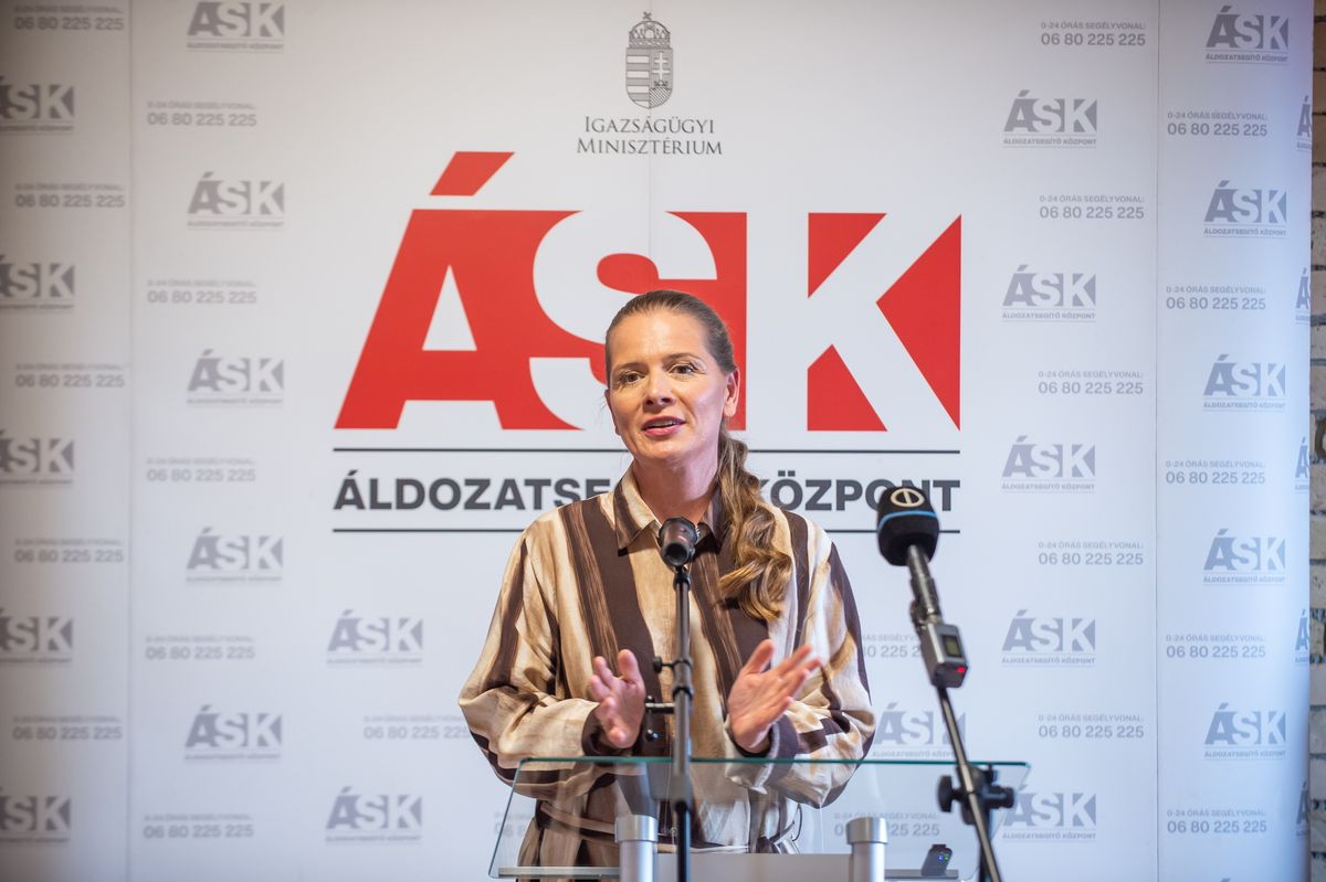 Baja, 2026. március 26.
Király Nóra, az áldozatsegítő központok kommunikációjáért felelős miniszteri biztos beszédet mond az új áldozatsegítő pont átadásán Baján 2026. március 26-án.
MTI/Kacsúr Tamás