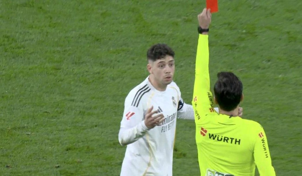 Federico Valverde szép gólt rúgott, majd kiállították a Real Madrid-Atlético La Liga-rangadón, amiért megrúgta Alex Baenát.