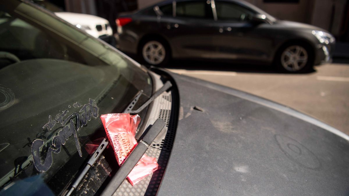 Rájár a rúd az esztergomi parkolóőrökre, csúnyán elfajult a vita