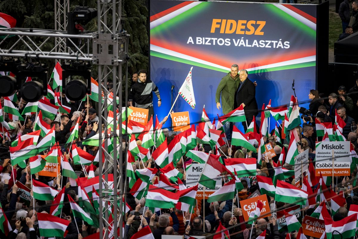 Miskolc, 2026. március 21.
A Miniszterelnöki Kommunikációs Főosztály által közreadott képen Orbán Viktor miniszterelnök, a Fidesz elnöke (j) országjárásának miskolci állomásán, a Szent István téren 2026. március 21-én. Mellette Lázár János építési és közlekedési miniszter.
MTI/Miniszterelnöki Kommunikációs Főosztály/Kaiser Ákos