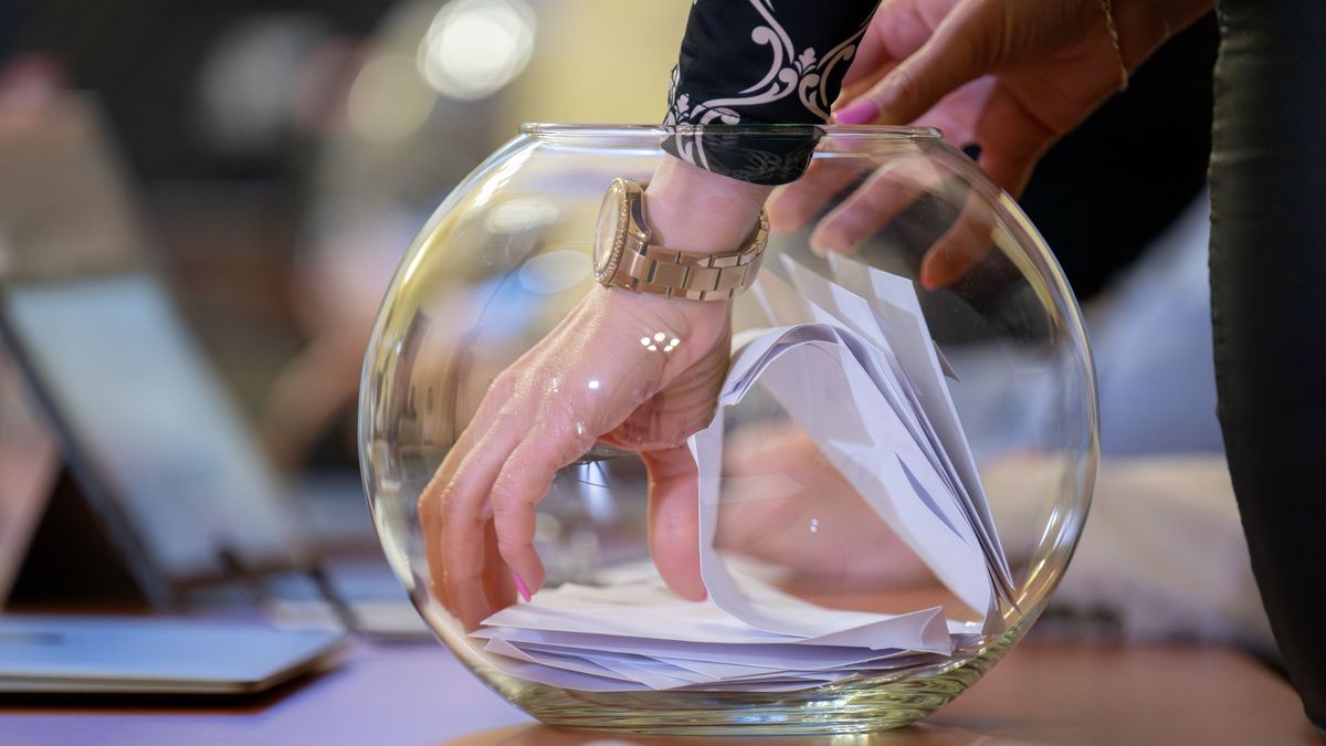 Budapest, 2026. március 7.
Az április 12-i országgyűlési választásokra országos listát állító pártok szavazólapi sorrendjének sorsolása a Nemzeti Választási Bizottság (NVB) ülésén Budapesten 2026. március 7-én.
MTI/Kovács Márton