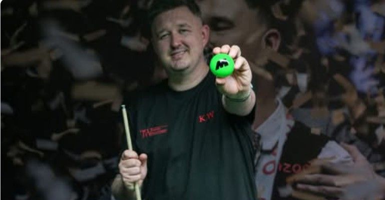 Kyren Wilson reklámozza az új fehér golyót, a neonzöld cue ballt. Nem lesz történelmi snooker újítás a 2026-os sznúker-vb-n, amit 2045-ig a Crucible Színházban rendeznek