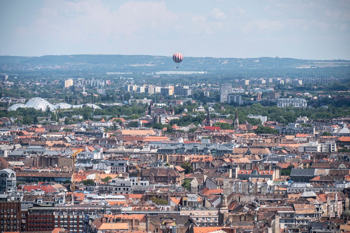 Budapest, 2025. július 14.
A pesti belváros látképe a Citadella felől 2025. július 14-én. A háttérben a városligeti BalloonFly ballonkilátó és a Biodóm látható.
MTI/Szigetváry Zsolt