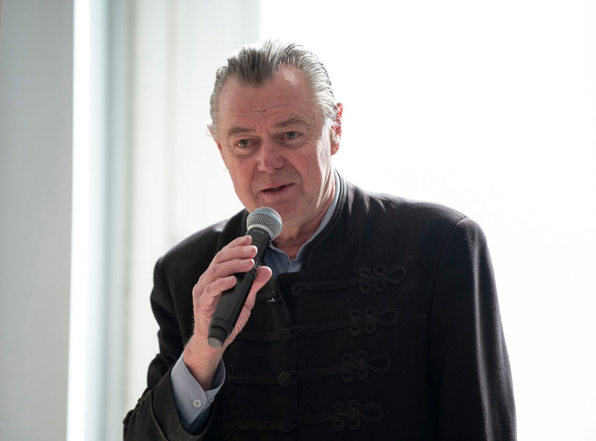 Budapest, 2025. március 27.
Mező Tibor, a Kárpáteurópa Utazási iroda ügyvezetője beszél a csíksomlyói pünkösdi búcsúba induló Székely Gyorsról és a Csíksomlyó Expresszről tartott sajtótájékoztatón a budapesti Keleti pályaudvaron 2025. március 27-én. A Csíksomlyó Expressz Szombathelyről indul, majd a Keleti pályaudvaron összekapcsolják a Székely Gyorssal, és a két vonat együtt indul Erdélybe. A négynapos, június 6-tól 9-ig tartó program legfontosabb eseményei a csíksomlyói Mária-ünnep, a pünkösdi búcsú, valamint a zarándoklat Gyimesbe, a történelmi Magyarország ezeréves határához.
MTI/Bodnár Boglárka