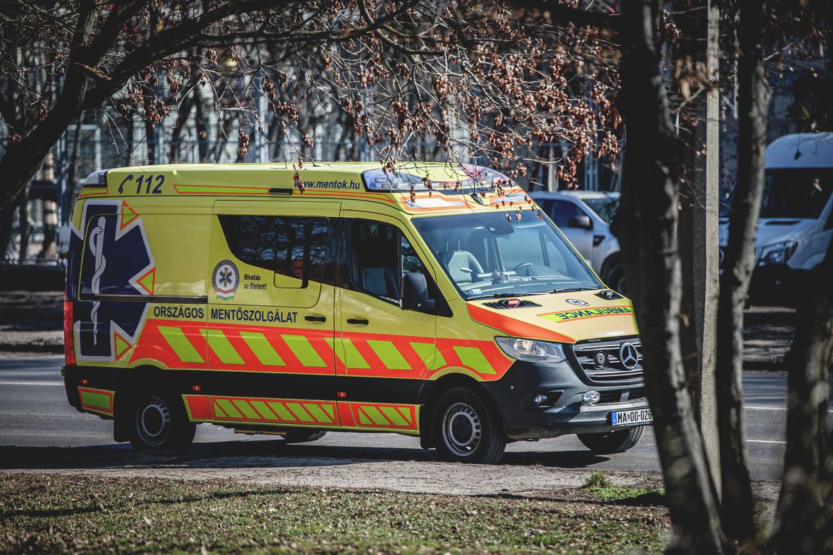 20260228 Miskolc 
Tűzeset 
Kiégett egy első emeleti lakás a Soltész Nagy Kálmán utcában. 

Fotó: Takács József  TJ
Észak-Magyarország  EM 

A képen: mentő 
mentőautó