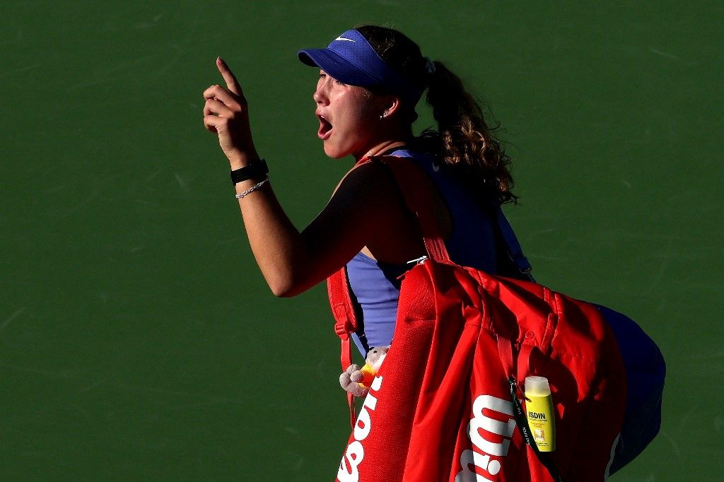 Mirra Andrejeva gesztikulál és trágárkodik a közönség felé, miután vereséget szenvedett Katerina Siniakova ellen az Indian Wells-i tenisztornán.