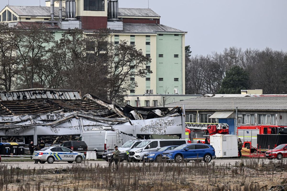 Tűzoltók és nyomozók vizsgálják a cseh fegyvergyártó LPP Holding leégett gyárának helyszínét 2026. március 20-án a kelet-csehországi Pardubicében – Andrej Babis sajtótájékoztatót tartott