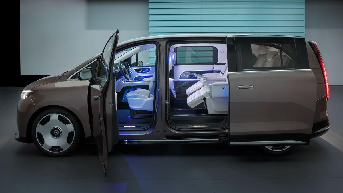 Házimozival és nyugágyakkal érkezik az új elnöki Mercedes kisbusz