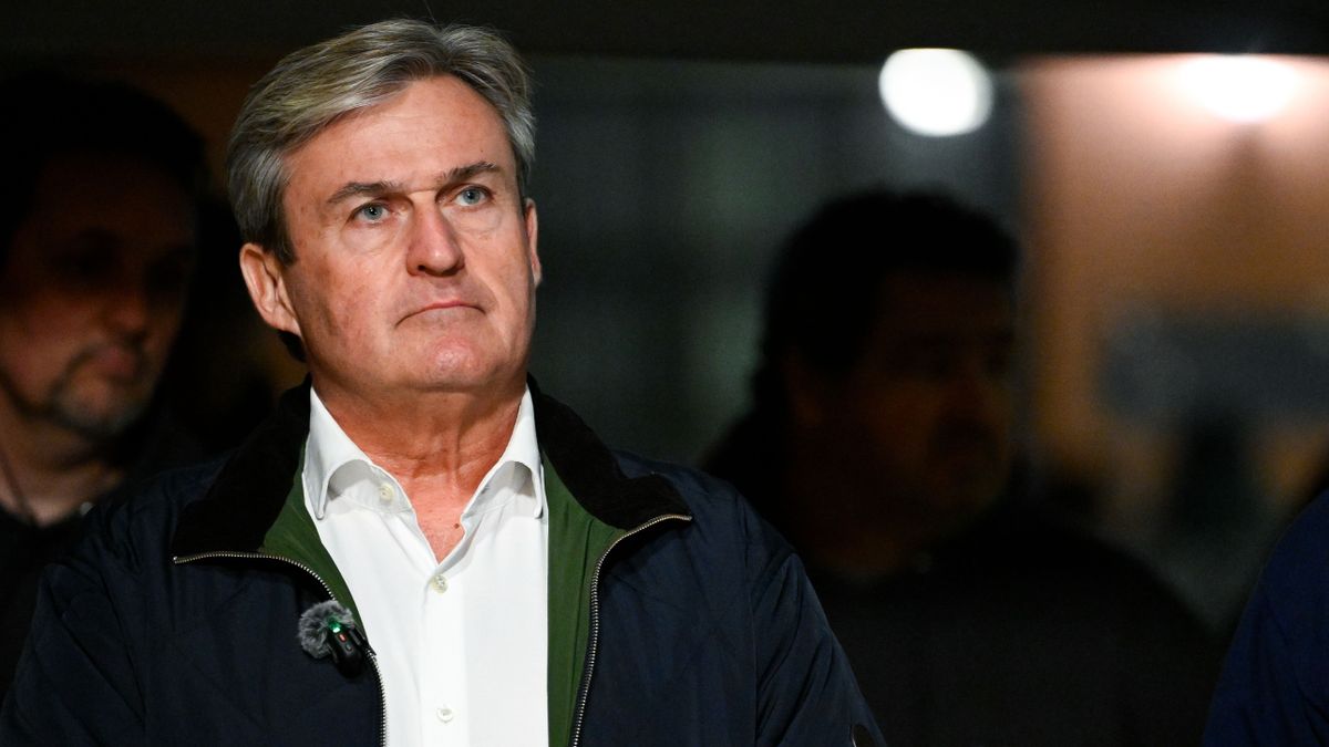 Kapitány István is hallgat és testőrei mögé bújik + videó