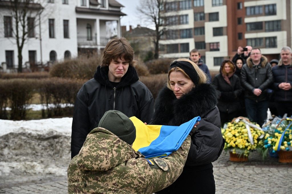Zelenszkij elárulta az ukrán népet: sokkal több a hősi halott, mint amennyit beismert. A képen: ukrán katonák hozzátartozói részt vesznek a temetési szertartáson a Lychakiv temetőben, Lvivben, Ukrajnában, 2026. február 24-én. Fotó: MICHAEL SORROW / ANADOLU