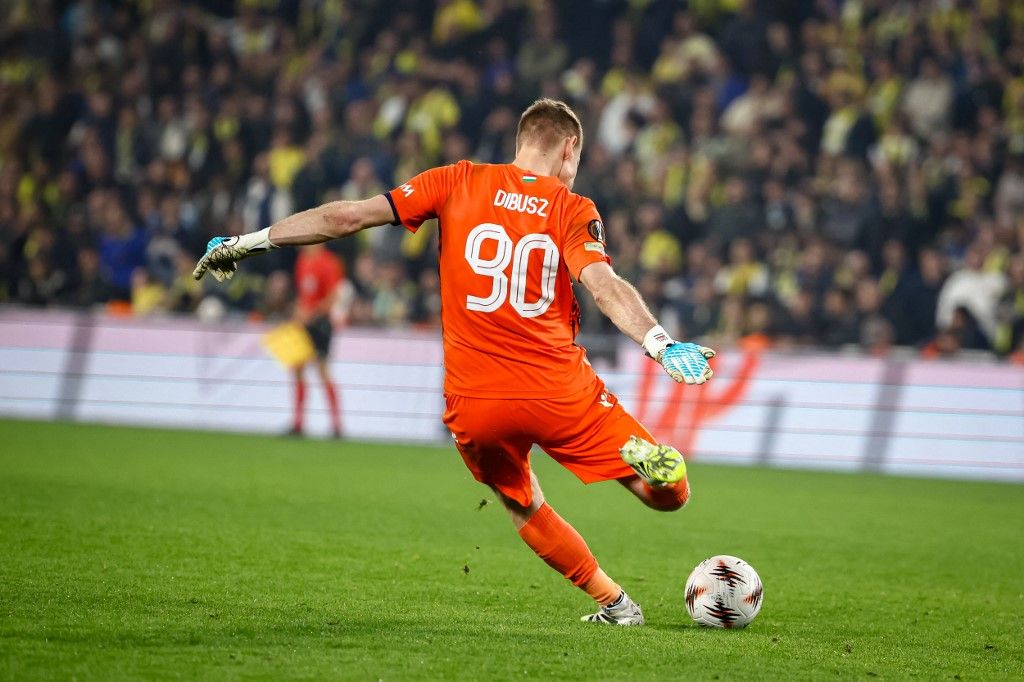 Dibusz Dénes három hónap után visszatért, de a Fradi és a válogatott kapujában sem biztos a helye