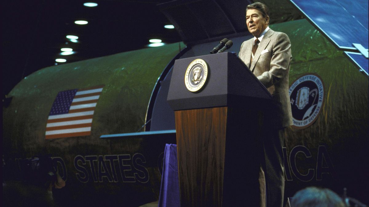 Lugas
President Ronald W. Reagan, giving a speech on SDI at Martin Marietta astronautics plant with mock-up of Zenith Star experimental spacecraft in rear.    (Photo by Dirck Halstead/Getty Images)