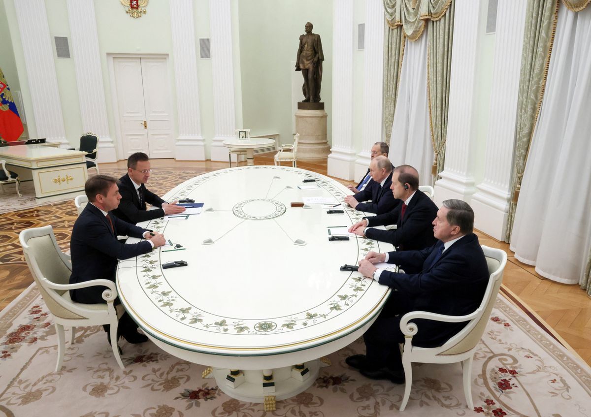 Hazatért a két magyar hadifogoly, azt követően, hogy Szijjártó Péter Moszkvában tárgyalt Vlagyimir Putyinnal Fotó: AFP